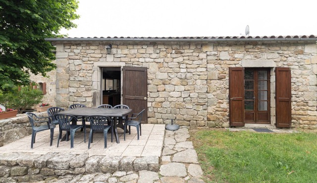 Small House 'Les Sources Gîte La Grange' with Shared Pool, Private Terrace