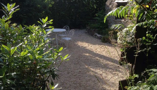 Small house of character, granite, terracotta and wood, with garden