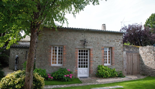 Small house with garden in the heart of the city