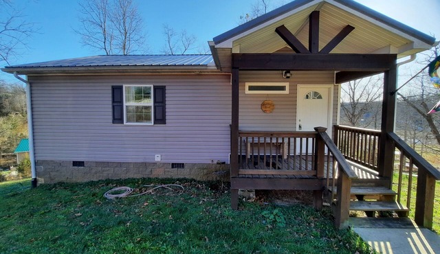 Small house with lake view 5 minutes to I-75 and Renfro Valley.
