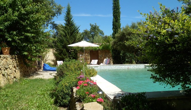Small house with swimming pool surrounded by nature between the sea and the Verdon