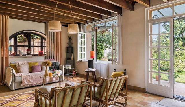 Small hunting lodge in the heart of the Beaujolais vineyards to welcome you