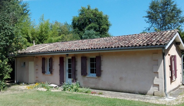 Small independent house in the countryside, near Saint Emilion, sleeps 4