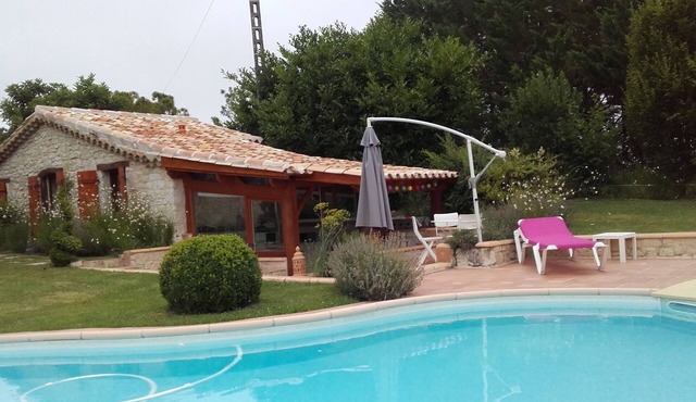 Small independent house with pool