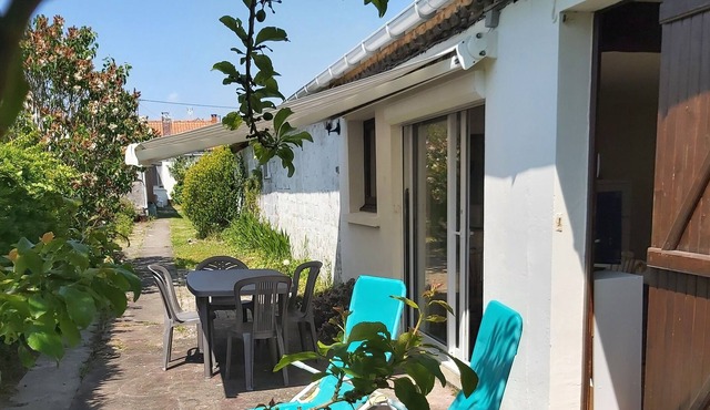 small independent studio on one level in the middle of a plot of 1000m2