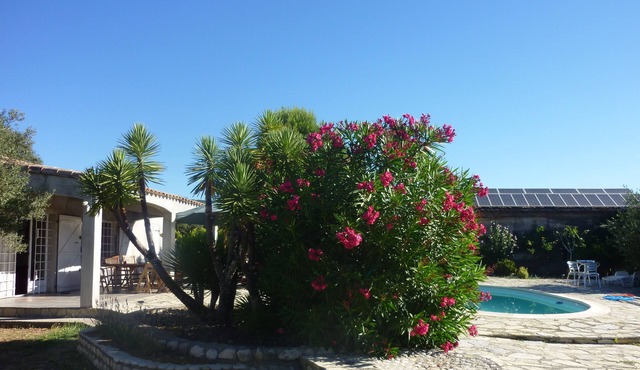 Small isolated Mazet, ideal for recharging one's batteries