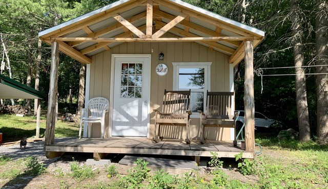 Small lakefront cottage on Black Lake with dock - can sleep 13