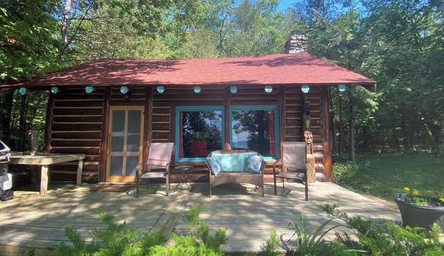Small Log Cabin , Lake Michigan beachfront, Good Hart area
