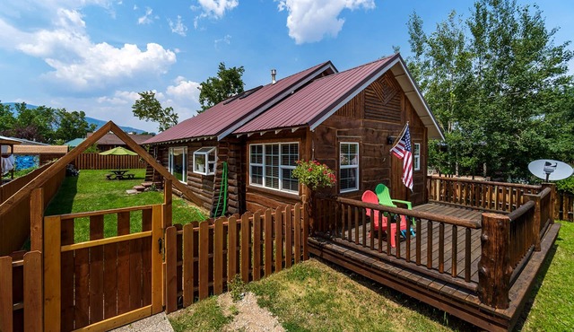 Small log home in the heart of Little Italy