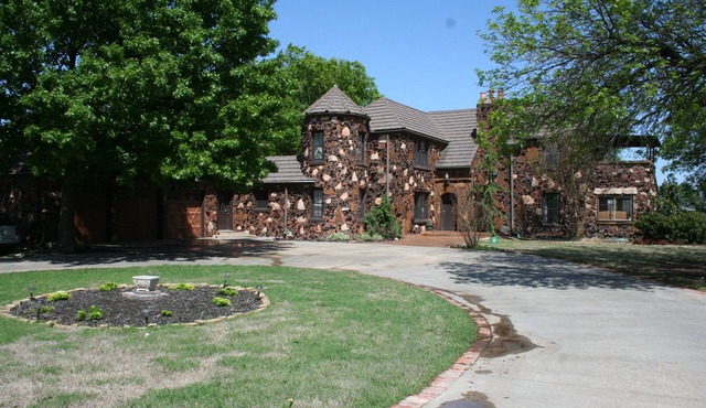 Small Mansion near State Park and Casino