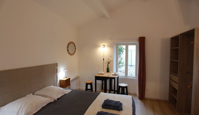 Small mazet nestled at the foot of the château