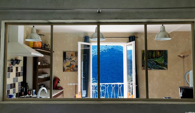 Small nest for 2 with 180 ° view on wooded hills in a cozy cottage