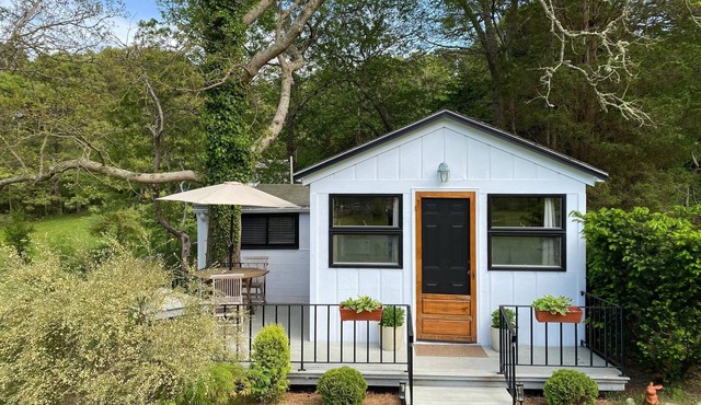 Small One Bedroom Private Cottage on Large Quiet Property.