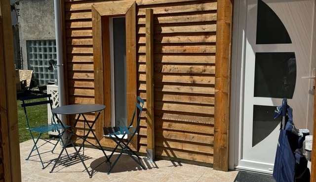 Small outbuilding in leafy setting close to Paris and Chantilly.