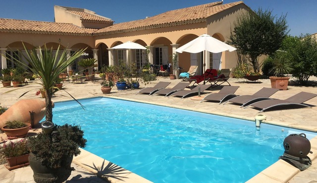 Small paradise near Arles in Provence, big terrace and pool