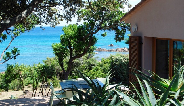 Small pariadis, feet in the water, raised ground, 10pers!