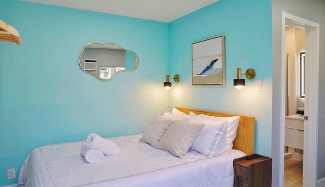 Small Private Modern Retreat Near SF 22421D