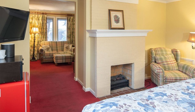 Small Private suite with Electric Fireplace and Pet Friendly