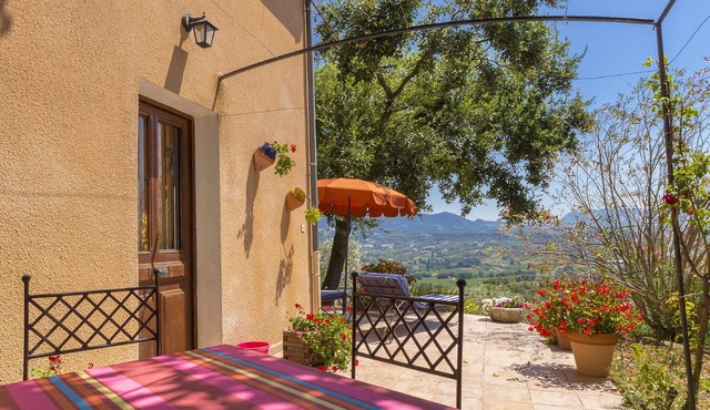 SMALL PROVENCAL FARMHOUSE FOR 2 PEOPLE MAX 6KM FROM VAISON IN A PEACEFUL SETTING FACING THE VENTOUX MOUNTAINS