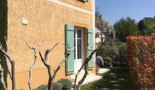 Small provencal country house in quiet residence