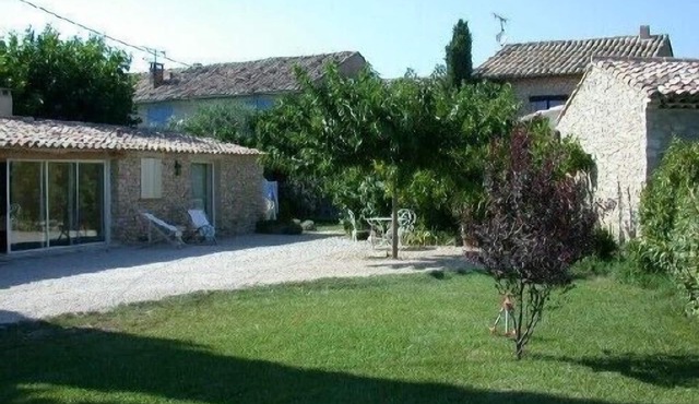 Small Provence farm with pool, elegant accommodations