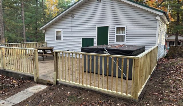 Small quaint cabin with outside hot tub! sleeps 6!