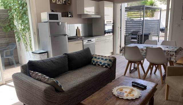 SMALL QUIET FISHER'S HOUSE near PORTISSOL beach and SANARY harbour