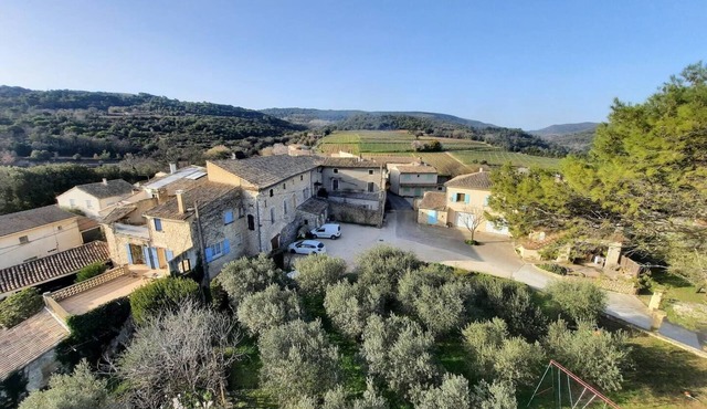 Small, quiet house in the heart of a winegrowing estate.