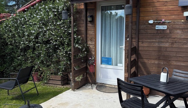 Small, quiet house with swimming pool, close to Bergerac airport,