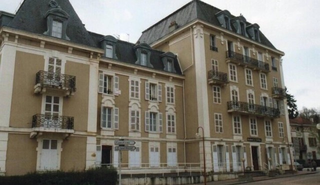 Small renovated studio located opposite a spa park.