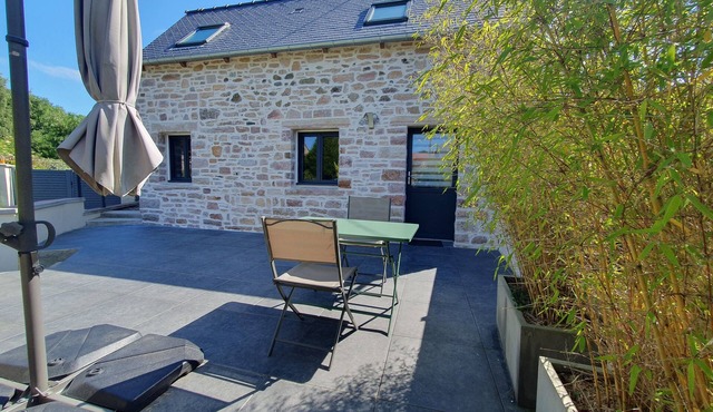 SMALL ROSES SANDSTONE HOUSE NEAR THE BEACHES