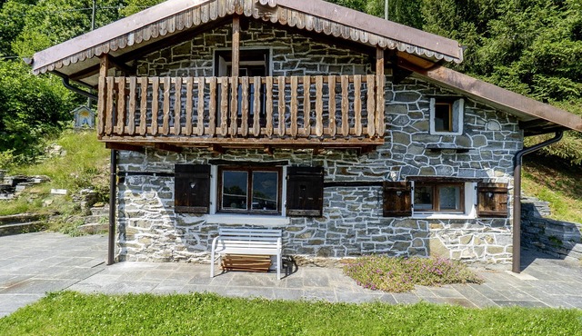 Small rustic dream in a quiet location with a view of the mountains