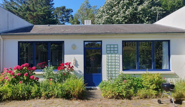 Small seaside house, bright, very quiet, very large garden, Quimiac