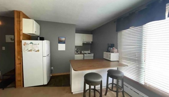 Small simple apartment centrally located to everything in town. Walk or ride.