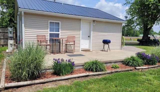 Small simple cozy house close to Interstate & Rend Lake fishing/hunting