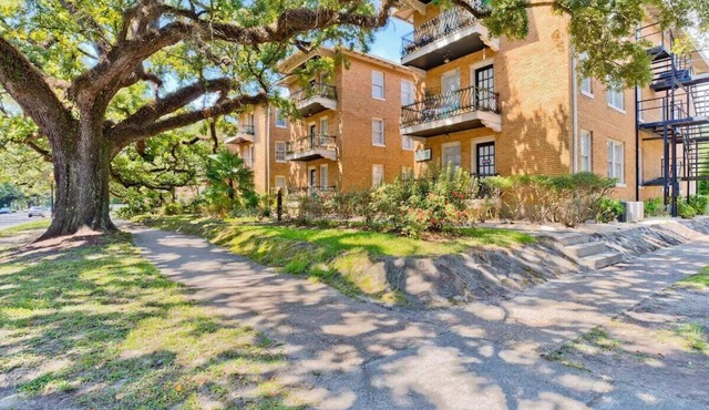 Small Studio Condo -Private balcony -Free Parking