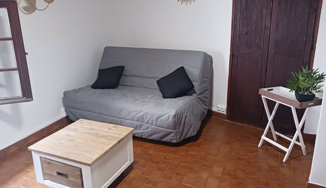 Small studio in the center of cabris