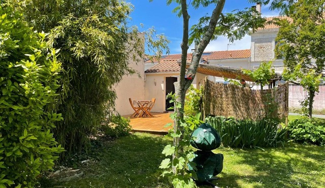 Small studio, wooden terrace, garden. 15 mins from La Palmyre beaches and Côte sauvage.