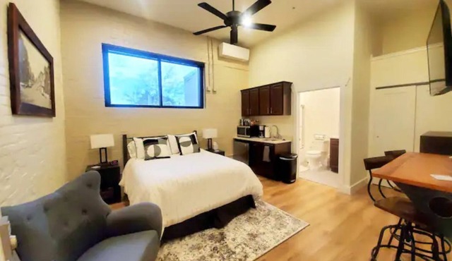 Small town apartment just steps to shops, restaurants and the river!