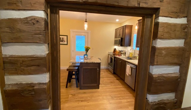 Small town atmosphere near local and large city attractions. Original Log wall.