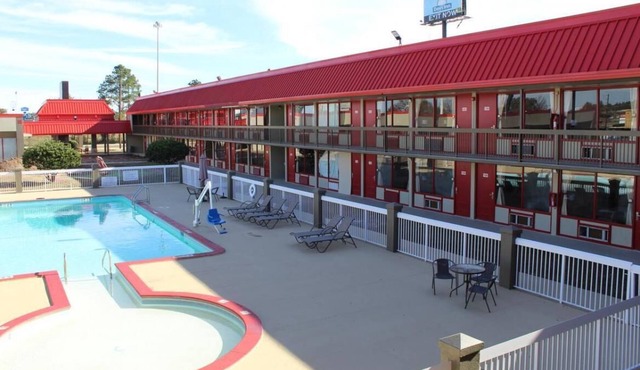 Small Town Charm! 4 Comfy Units, Parking