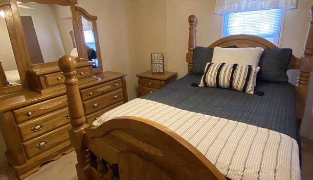 Small Town Charm, just minutes from Green River Lake!