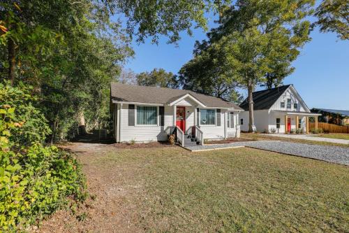 Small-Town Charm & Local Dining: Home in Burgaw!