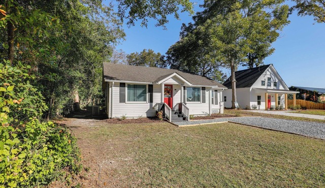 Small-Town Charm & Local Dining: Home in Burgaw!