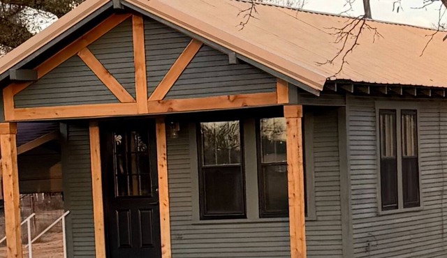 Small Town Comforts- 1-bedroom house in charming Clarendon - Bunk House #2