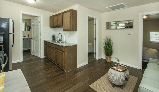 Small town/ Downtown Private 2 Bedrooms Garden Suite @ DART train