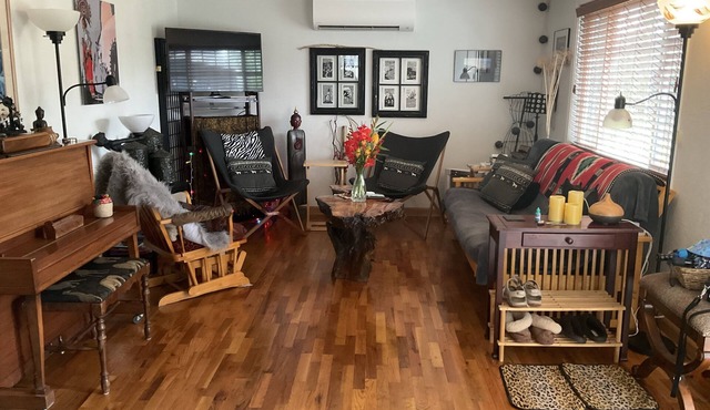 Small Town Feel. Sweet cozy home and lovely backyard Min 29 day stay.