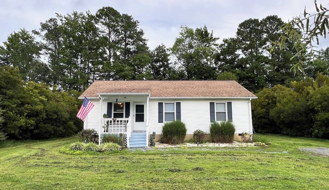 Small Town Getaway - close to in-town Mathews with a casual, rural life