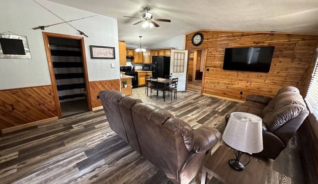 Small Town Lodge - Annapolis, MO Black River