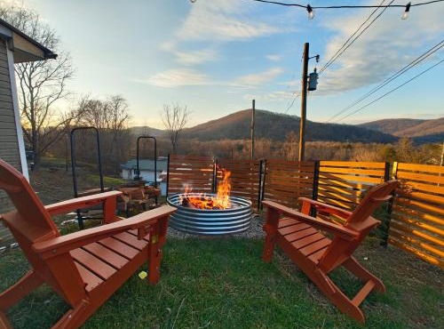 Small Town Mountain Side Home Close to Nature and Parks